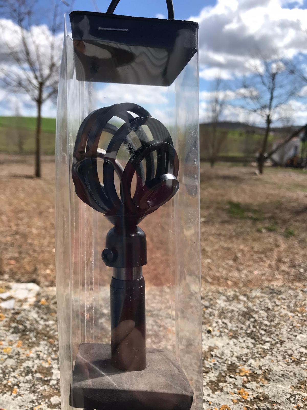 Barra de cortina decorativa en acabado metálico